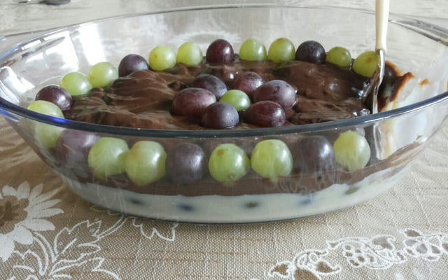 Bombom de uva na travessa