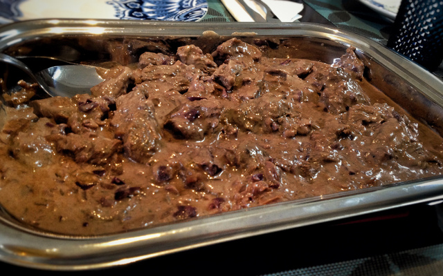 Fraldinha ao molho de azeitonas pretas