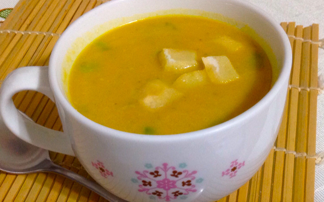 Sopa de abóbora japonesa com gengibre e alho poró