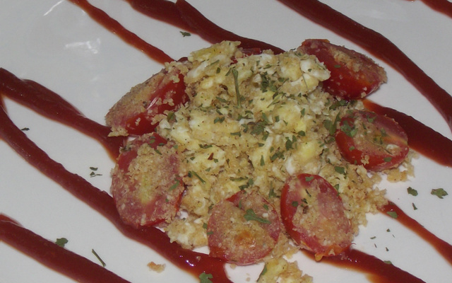 Farofa de ovos com tomate cereja