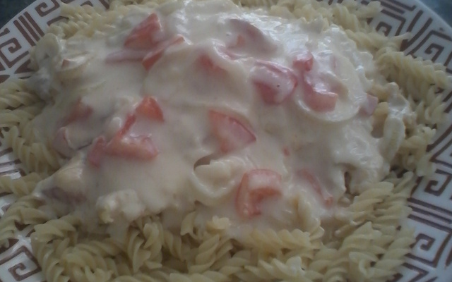 Macarrão com requeijão e creme de leite