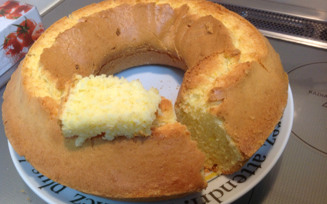 Bolo fofinho com casca de laranja