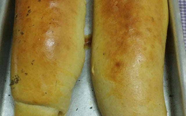 Pão recheado com presunto e queijo