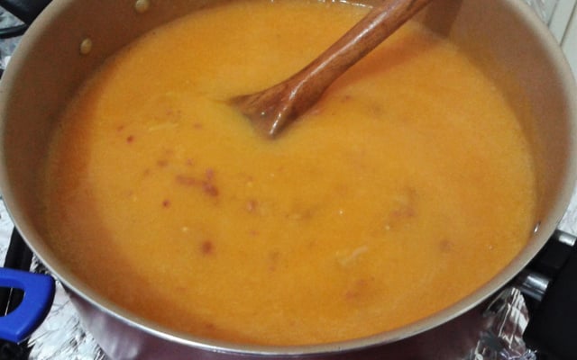 Caldinho fácil de batata, cenoura e calabresa