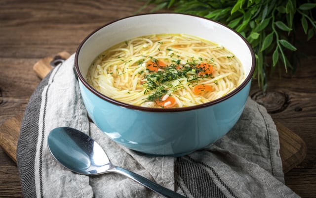 Sopa de frango com legumes e macarrão