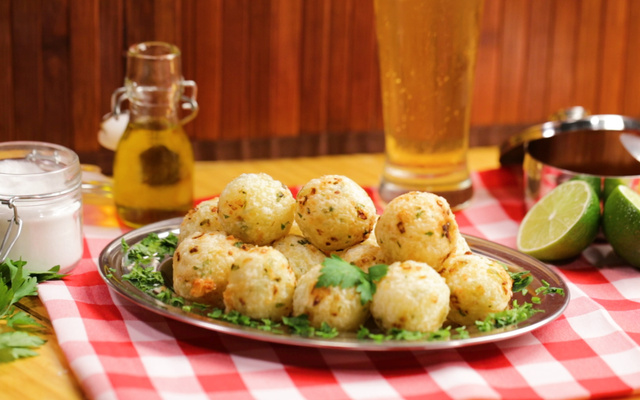 Bolinho de mandioca recheado