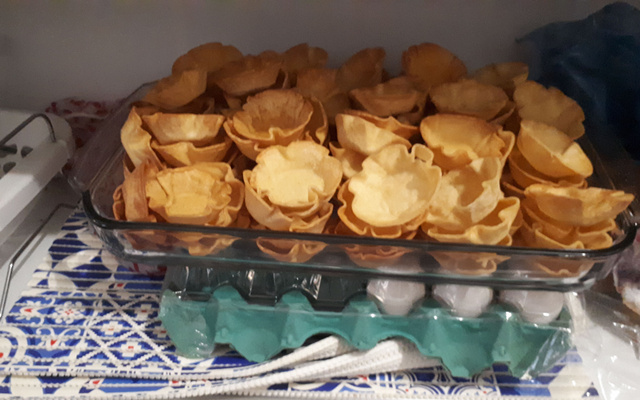 Cestinhas com massa de pastel distribuídas na travessa