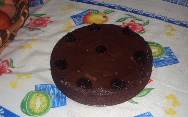 Bolo de chocolate com ameixas