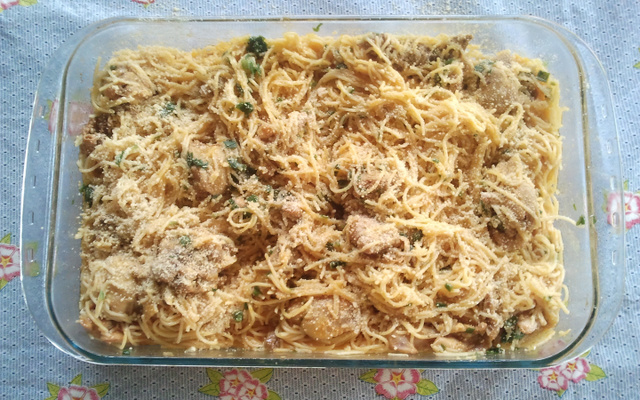 Espaguete com coxinha da asa