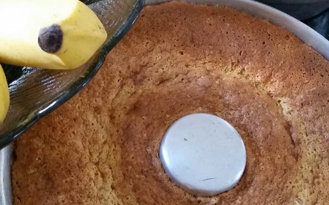 Bolo de banana com canela e castanhas