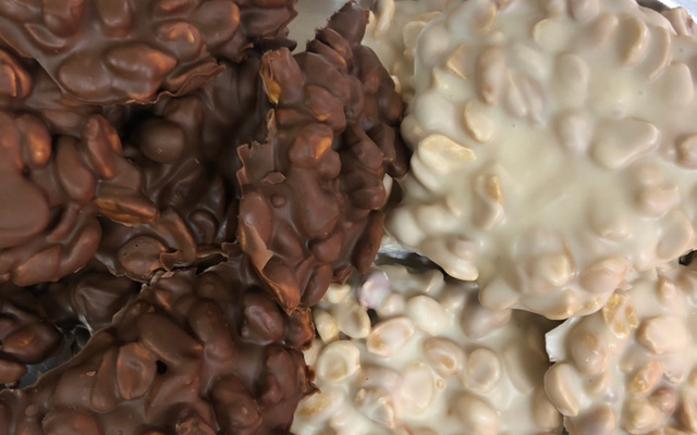 Pé de moleque de chocolate