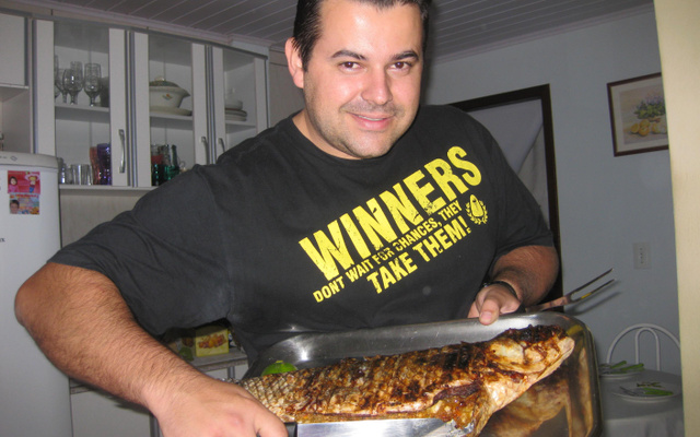 Pacu recheado com farofa molhada