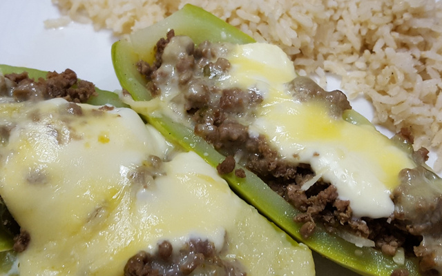 Canoa de abobrinha recheada com carne moída