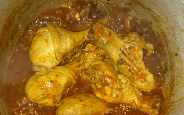 Frango com molho vermelho