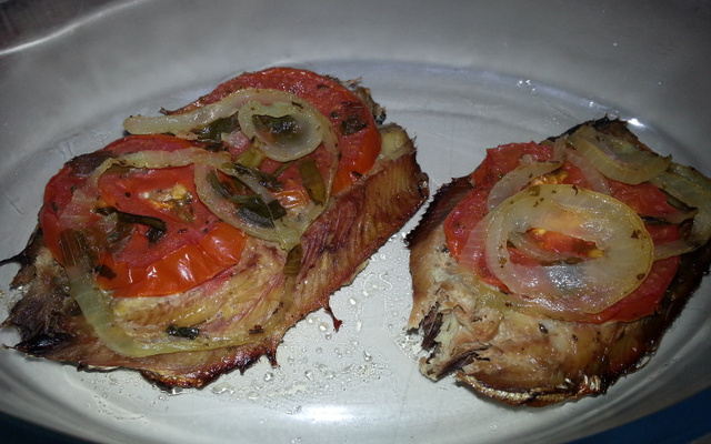 Sardinha ao forno com batata, cebola e tomate