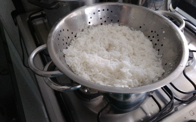 Arroz branco escorrido