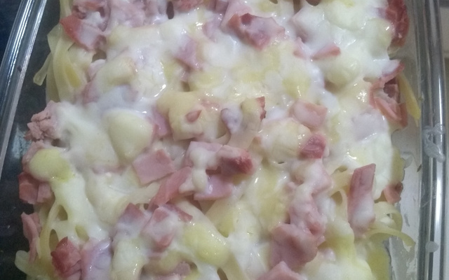 Macarrão com presunto e molho branco