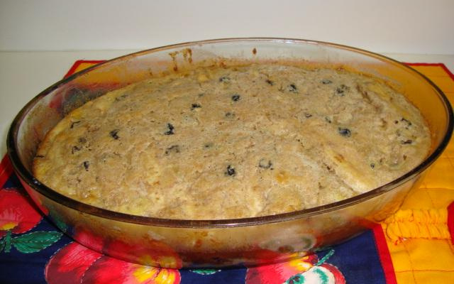 Cuca de banana com passas