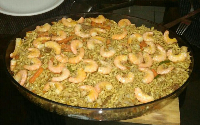 Yakissoba de carne, frango e camarão