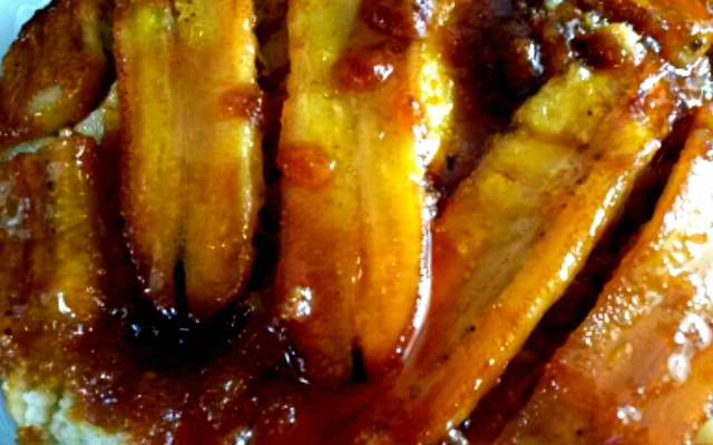 Bolo sem ovos de banana caramelada