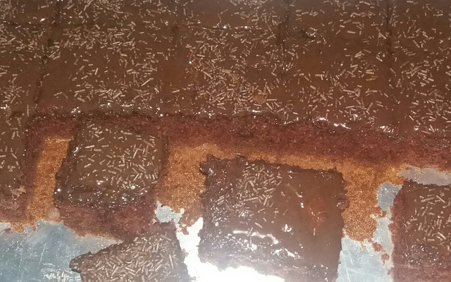 Bolo de chocolate no tabuleiro