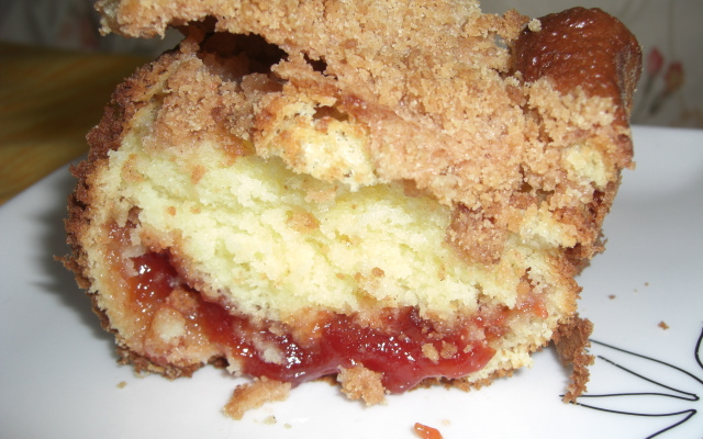 Bolo com recheio de goiabada e cobertura crocante