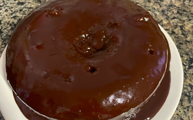Bolo de cenoura com calda de chocolate