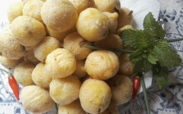 Bolinho de fruta pão com bacalhau