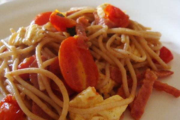 Espaguete com Tomatinho Uva e Salaminho