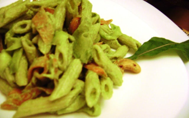 Salada de penne com pesto de rúcula