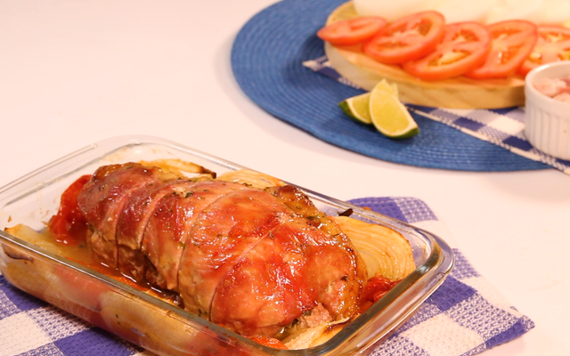 Pernil de porco recheado e assado