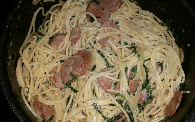 Macarrão com linguiça calabresa e creme de leite