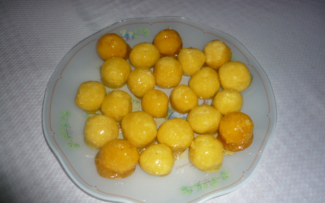 Bala de coco caramelizada