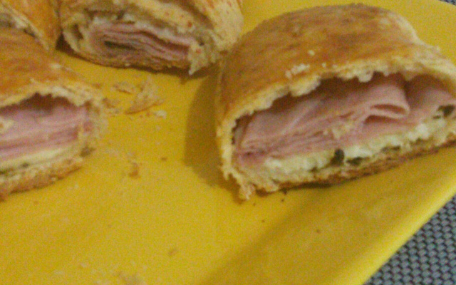 Enroladinho de presunto e queijo