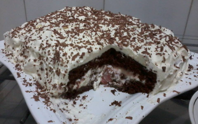 Bolo trufado com gotas de chocolate