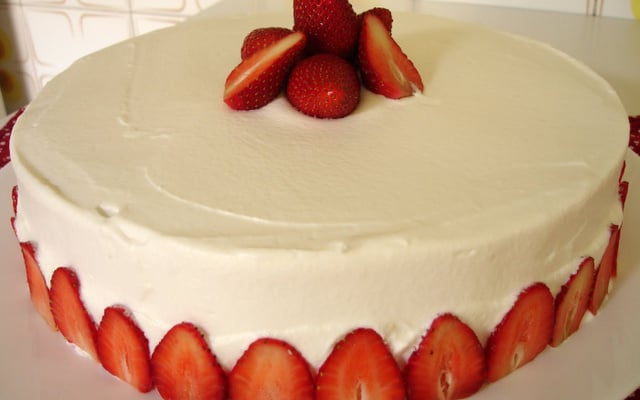 Torta de pão de ló e morango