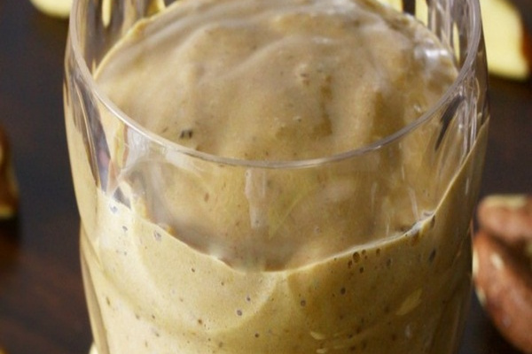 Vitamina de Ades banana com ameixa e castanhas