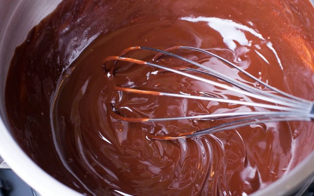 Ganache de chocolate com 2 ingredientes em uma tigela com fouet