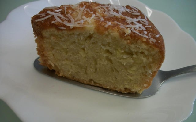 Bolo de mandioca com coco