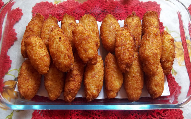 Bolinho de arroz com queijo ralado