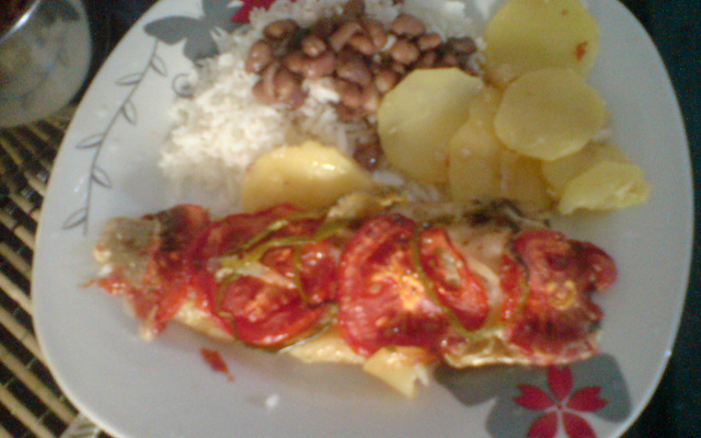 Batatas com filé de meluza ao forno