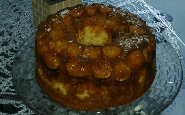 Bolo caramelizado de banana