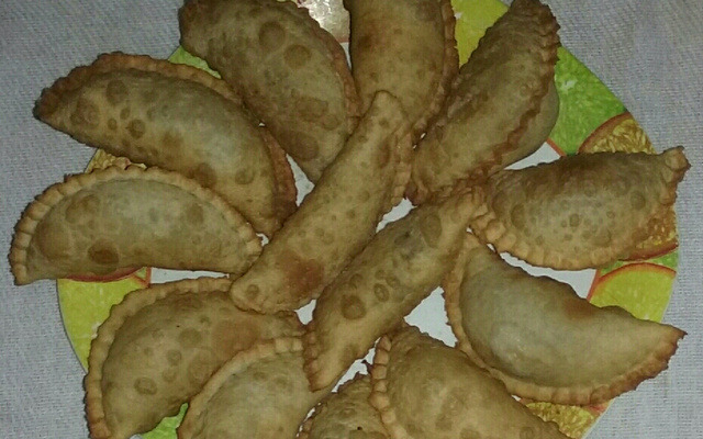 Massa de pastel com creme de leite e farinha