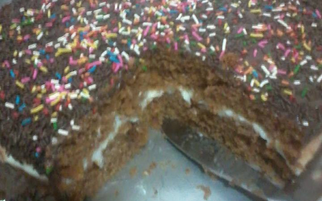 Bolo de chocolate com recheio de coco