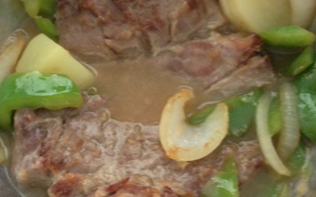 Acém assado ao molho de cebola