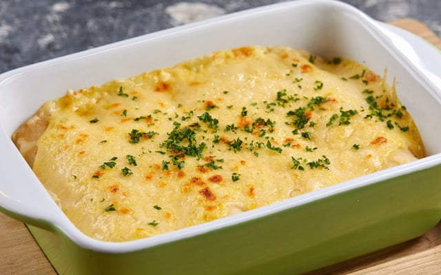 Lasanha de frango desfiado com molho branco cremoso