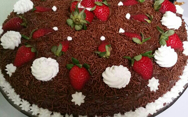 Bolo de chocolate com calda de morango