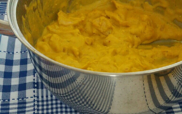 Estrogonofe de peito de frango com cabotiá