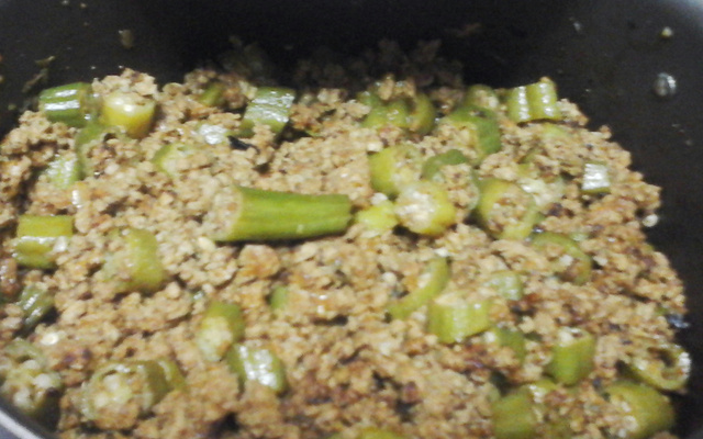 Carne moída com quiabo