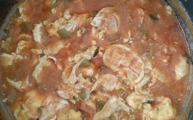 Ovo ao molho vermelho